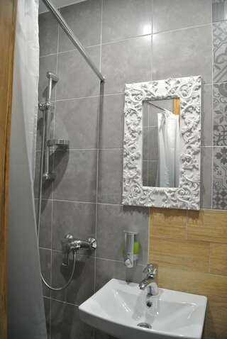 Отель Mini Hotel on Demiivska Киев Улучшенный трехместный номер-5